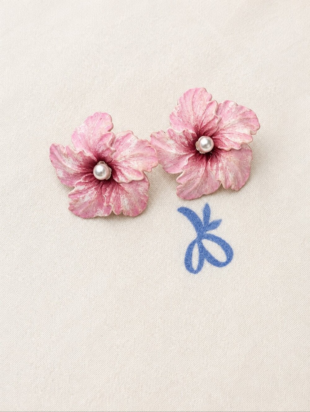 1950s West German Pink Molded Flower Clip-on Earrings - Picture 4 of 6
